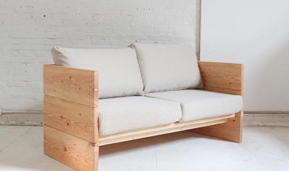 диван сделан из натурального дерева