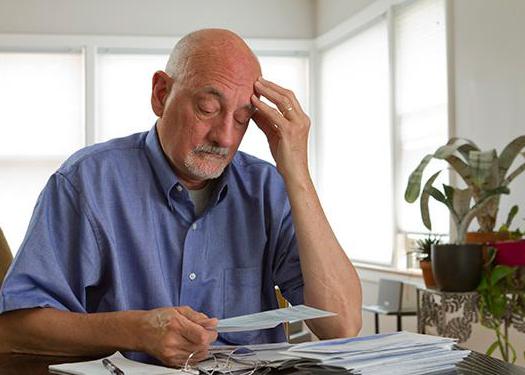 мужчина-пенсионер работает с документами