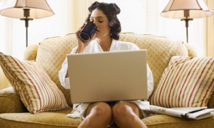 Женщина с ноутбуком на диване
