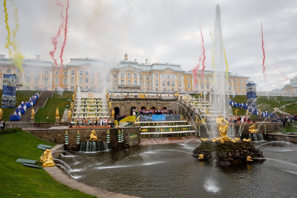 Праздничное открытие фонтанов в Петергофе: как это было в прошлом году