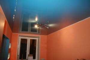 Синий глянец на потолке