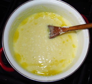 Творог с маслом варится в кастрюле 