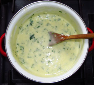 Сырная масса с добавлением яйца чеснока и зелени