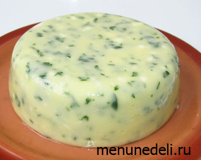 Готовый домашний сыр с зеленью
