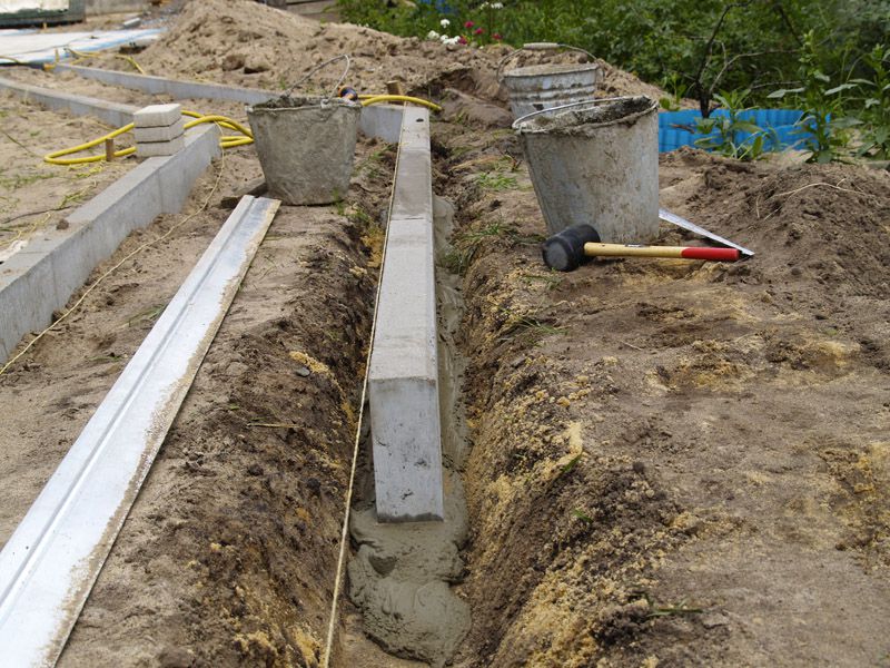 Или можно использовать длинный бетонный бордюр, заранее отлитый в узких формах